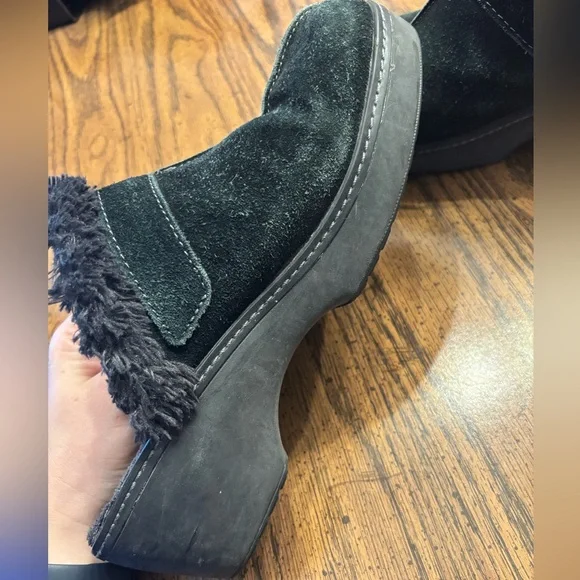 CROCS Women’s faux fur lined black suede leather slip on mule clog shoes size 10 - Picture 7 of 8